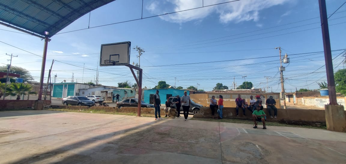 MinComercio Zulia entrega materiales para recuperar la cancha y preescolar en La Lucha