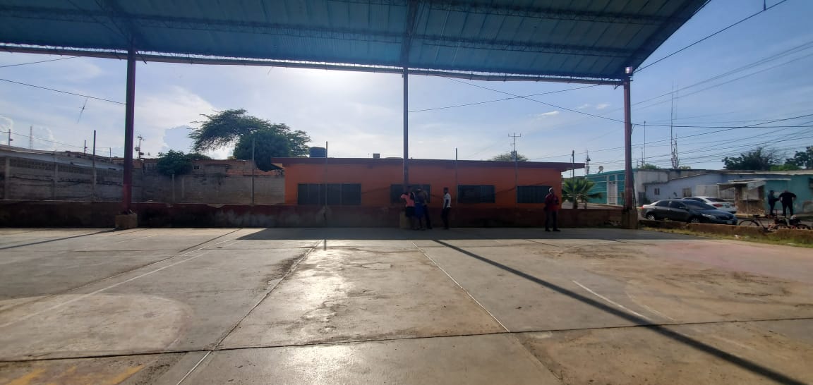 MinComercio Zulia entrega materiales para recuperar la cancha y preescolar en La Lucha