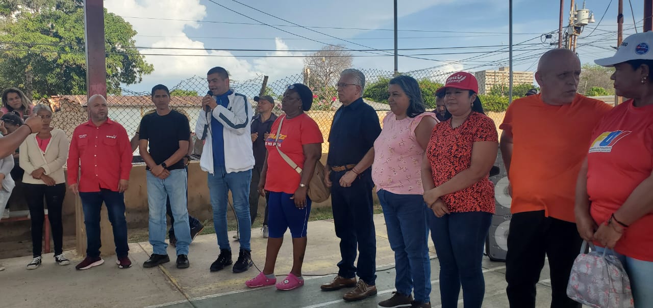 MinComercio Zulia entrega materiales para recuperar la cancha y preescolar en La Lucha
