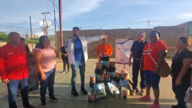 MinComercio Zulia entrega materiales para recuperar la cancha y preescolar en La Lucha