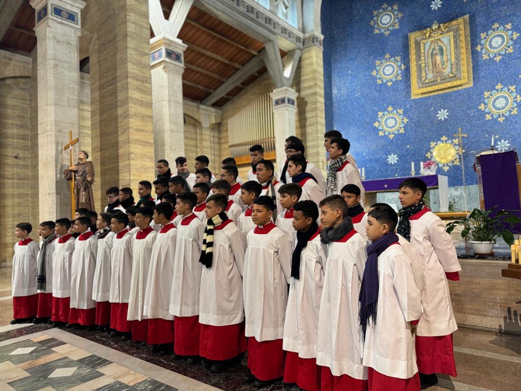 Papa Francisco saluda al Coro de los Niños Cantores del Zulia