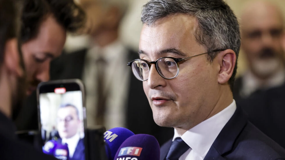 El ministro del Interior de Francia, Gérald Darmanin, responde a la prensa sobre la ley de inmigración, el 19 de diciembre de 2023 en la Asamblea Nacional, en París