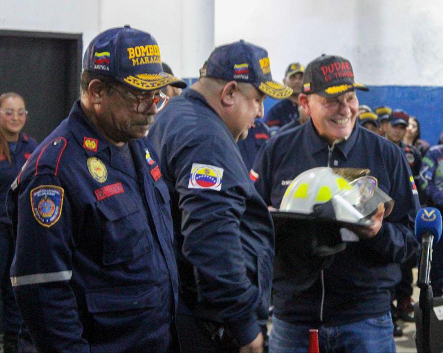 Bomberos de Maracaibo recibieron su tarjeta de bonificación