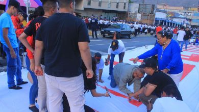 Elaborada pancarta en respaldo a Presidente Maduro y Primera Dama Flores en Carabobo