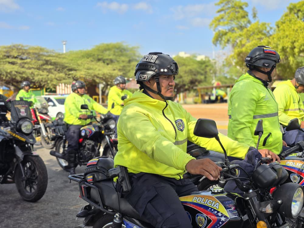 En el Zulia dotados de uniformes oficiales de la PNB en inicio de despliegue especial de seguridad