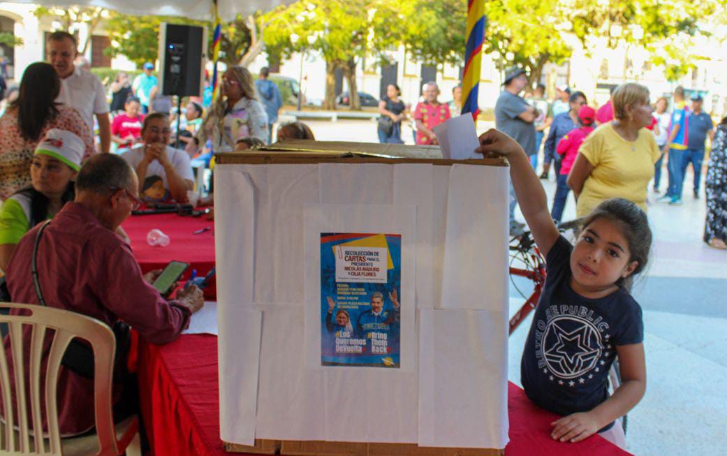 Cientos de cartas de amor del Pueblo marabino para el presidente Maduro y Cilia Flores