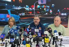 Conferencia “Bolivarianos Siempre” reafirma el compromiso antiimperialista en Maracaibo Maracaibo, 19 de enero de 2025. En el Museo de Artes Gráficas "Luis Chacón" se llevó a cabo la conferencia “Bolivarianos Siempre”, una jornada de reflexión y compromiso político organizada por la Dirección de Cultura y la Dirección de Planificación y Desarrollo Organizacional de la Alcaldía Bolivariana de Maracaibo, bajo las orientaciones del alcalde Giancarlo Di Martino. La actividad se enmarcó en el contexto de la coyuntura nacional e internacional, marcada por la denuncia del secuestro del presidente Nicolás Maduro y la primera combatiente Cilia Flores, así como la muerte de más de 100 venezolanos y hermanos cubanos. El evento tuvo como objetivo fortalecer la batalla de ideas y reafirmar el carácter antiimperialista de la Revolución Bolivariana, promoviendo la conciencia del deber social y la corresponsabilidad ciudadana, tal como lo establece la Constitución de la República Bolivariana de Venezuela. El acto inició con las palabras de apertura del director (E) de Cultura, Ramón Felipe Colina, quien expresó que "hoy más que nunca, la cultura es trinchera de lucha y conciencia. Esta conferencia es un espacio para la reflexión, pero también para la acción colectiva en defensa de nuestra soberanía y el regreso de nuestro presidente Nicolás Maduro y la primera dama Cilia Flores". El foro contó con un panel de destacados ponentes: el historiador y diputado Dr. Juan Romero, el embajador y sociólogo Yldefonso Finol, y el profesor universitario Omar Muñoz, quienes abordaron temas de geopolítica, descolonización y conciencia histórica. También se leyó una carta del pensador español Juan Carlos Monedero, a cargo de Wolfgang Villarreal. Uno de los momentos más emotivos fue el tributo a los caídos del 3 de enero en Caracas, donde se honró la memoria de militares venezolanos y cubanos que ofrendaron la vida en defensa de la patria. “No podemos quedarnos anclados en la herida que nos dejó el secuestro del presidente Nicolás Maduro y de la primera combatiente Cilia Flores el pasado 3 de enero. Hoy más que nunca, debemos mantenernos firmes en la lucha, guiados por el principio irrenunciable de la soberanía nacional. Nuestra misión es clara: lograr el retorno seguro del presidente y preservar el orden constitucional de la República. La patria nos exige unidad, determinación y compromiso absoluto con la defensa de nuestra independencia", afirmó el diputado Dr. Juan Romero. Gonzalo Díaz, asistente de la actividad destacó que "la Revolución Bolivariana no se detiene. Hoy más que nunca, debemos mantener viva la llama del pensamiento de Bolívar y Chávez, y defender nuestra soberanía con ideas, cultura y unidad, queremos a nuestro presidente de vuelta". Durante la jornada se presentó una muestra artística de Simón Bolívar, con obras de reconocidos creadores como Marisol Escobar, Luis Romero Rubio, Isaías Piña, José Vera, Sergio Sarcos, Camilo Rojas, Mario Colina, G. Castro, Francisco Bellorín y el maestro Bulvio Rodríguez. Así como también con obras de PDVSA que se sumaron a la colección del museo Luis Chacón. Esta exposición representa un adelanto de las actividades conmemorativas por el natalicio del Libertador en julio y los 50 años del museo "Luis Chacón". La jornada culminó con un ciclo de preguntas y respuestas, seguido de un espacio de encuentro fraterno entre los asistentes. Prensa Alcaldía Bolivariana de Maracaibo/Dirección de Cultura