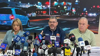 Conferencia “Bolivarianos Siempre” reafirma el compromiso antiimperialista en Maracaibo Maracaibo, 19 de enero de 2025. En el Museo de Artes Gráficas "Luis Chacón" se llevó a cabo la conferencia “Bolivarianos Siempre”, una jornada de reflexión y compromiso político organizada por la Dirección de Cultura y la Dirección de Planificación y Desarrollo Organizacional de la Alcaldía Bolivariana de Maracaibo, bajo las orientaciones del alcalde Giancarlo Di Martino. La actividad se enmarcó en el contexto de la coyuntura nacional e internacional, marcada por la denuncia del secuestro del presidente Nicolás Maduro y la primera combatiente Cilia Flores, así como la muerte de más de 100 venezolanos y hermanos cubanos. El evento tuvo como objetivo fortalecer la batalla de ideas y reafirmar el carácter antiimperialista de la Revolución Bolivariana, promoviendo la conciencia del deber social y la corresponsabilidad ciudadana, tal como lo establece la Constitución de la República Bolivariana de Venezuela. El acto inició con las palabras de apertura del director (E) de Cultura, Ramón Felipe Colina, quien expresó que "hoy más que nunca, la cultura es trinchera de lucha y conciencia. Esta conferencia es un espacio para la reflexión, pero también para la acción colectiva en defensa de nuestra soberanía y el regreso de nuestro presidente Nicolás Maduro y la primera dama Cilia Flores". El foro contó con un panel de destacados ponentes: el historiador y diputado Dr. Juan Romero, el embajador y sociólogo Yldefonso Finol, y el profesor universitario Omar Muñoz, quienes abordaron temas de geopolítica, descolonización y conciencia histórica. También se leyó una carta del pensador español Juan Carlos Monedero, a cargo de Wolfgang Villarreal. Uno de los momentos más emotivos fue el tributo a los caídos del 3 de enero en Caracas, donde se honró la memoria de militares venezolanos y cubanos que ofrendaron la vida en defensa de la patria. “No podemos quedarnos anclados en la herida que nos dejó el secuestro del presidente Nicolás Maduro y de la primera combatiente Cilia Flores el pasado 3 de enero. Hoy más que nunca, debemos mantenernos firmes en la lucha, guiados por el principio irrenunciable de la soberanía nacional. Nuestra misión es clara: lograr el retorno seguro del presidente y preservar el orden constitucional de la República. La patria nos exige unidad, determinación y compromiso absoluto con la defensa de nuestra independencia", afirmó el diputado Dr. Juan Romero. Gonzalo Díaz, asistente de la actividad destacó que "la Revolución Bolivariana no se detiene. Hoy más que nunca, debemos mantener viva la llama del pensamiento de Bolívar y Chávez, y defender nuestra soberanía con ideas, cultura y unidad, queremos a nuestro presidente de vuelta". Durante la jornada se presentó una muestra artística de Simón Bolívar, con obras de reconocidos creadores como Marisol Escobar, Luis Romero Rubio, Isaías Piña, José Vera, Sergio Sarcos, Camilo Rojas, Mario Colina, G. Castro, Francisco Bellorín y el maestro Bulvio Rodríguez. Así como también con obras de PDVSA que se sumaron a la colección del museo Luis Chacón. Esta exposición representa un adelanto de las actividades conmemorativas por el natalicio del Libertador en julio y los 50 años del museo "Luis Chacón". La jornada culminó con un ciclo de preguntas y respuestas, seguido de un espacio de encuentro fraterno entre los asistentes. Prensa Alcaldía Bolivariana de Maracaibo/Dirección de Cultura