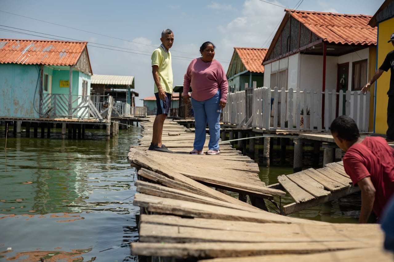 Alcaldía de Maracaibo reemplaza caminerías de madera en Santa Rosa de Agua