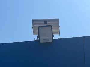 Instalan cámaras inteligentes y lámparas con paneles solares en el Terminal de Pasajeros