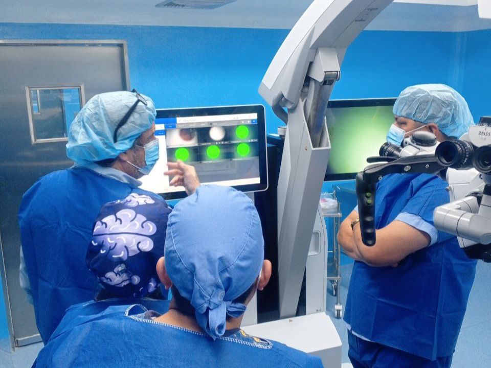 SAHUM activa microscopio robotizado para potenciar intervenciones quirúrgicas complejas