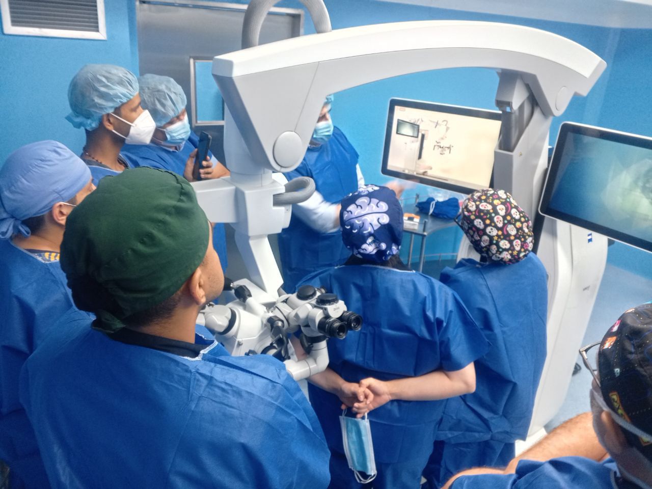 SAHUM activa microscopio robotizado para potenciar intervenciones quirúrgicas complejas
