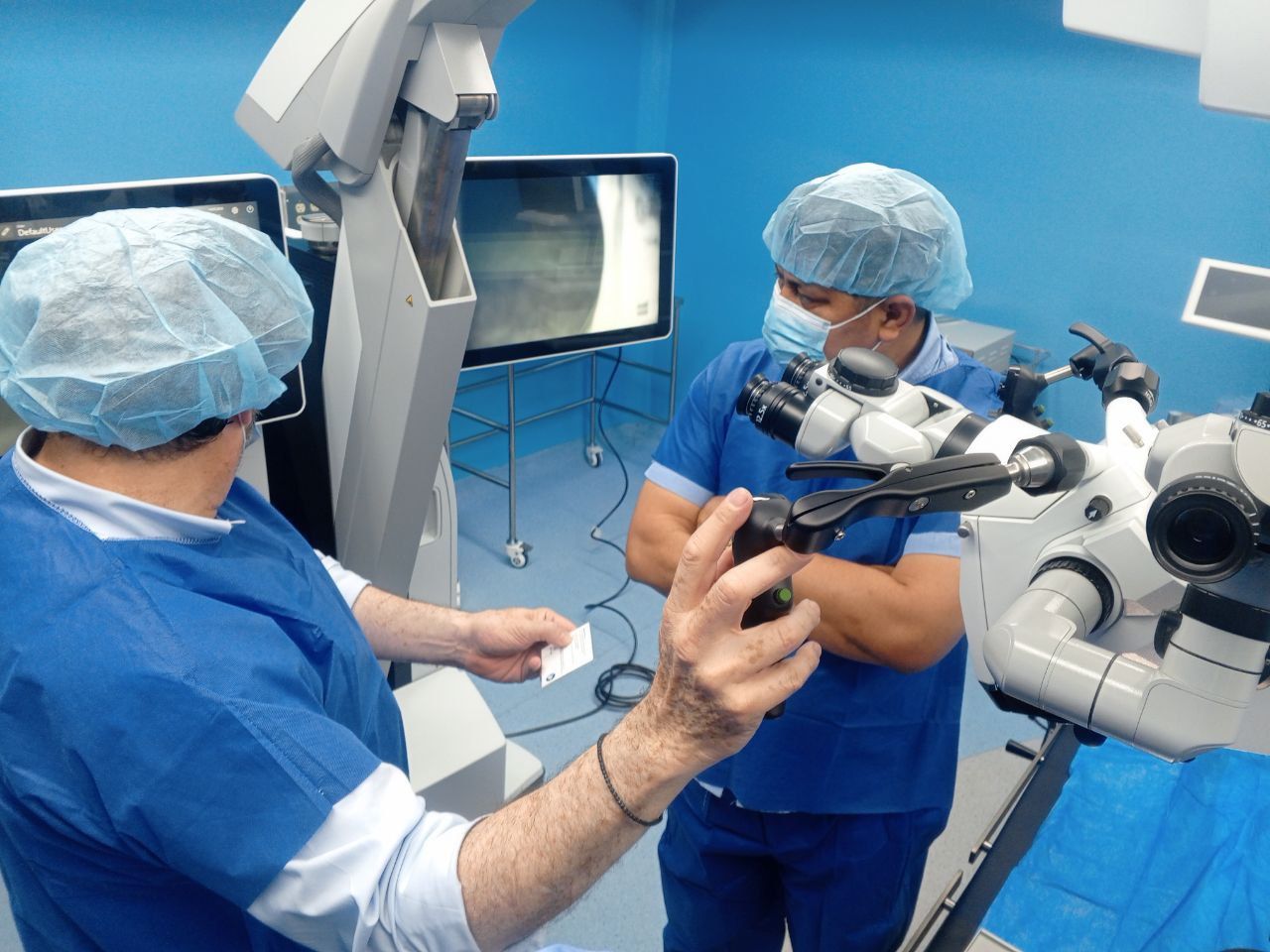 SAHUM activa microscopio robotizado para potenciar intervenciones quirúrgicas complejas