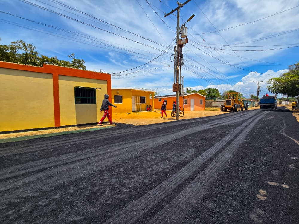 Plan Estadal de Asfaltado llega a la comuna añú de Santa Rosa en Maracaibo