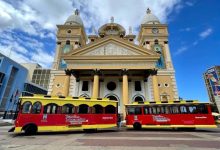 Maracaibo vivió una vez más la tradicional Ruta de los 7 Templos, una manifestación de fe y profundo arraigo cultural que culminó con éxito y una masiva participación de fieles y visitantes, quienes disfrutaron el viaje en el Tranvía. En el marco de las actividades de la Semana Santa, la Fundación Tranvía de Maracaibo se convirtió en un puente entre lo terrenal y lo espiritual, trasladando a 150 participantes por los templos más emblemáticos de la ciudad. Durante el recorrido, los asistentes se sumergieron en un ambiente de reflexión y tradición. Esthefania Contreras, presidenta de la Fundación Tranvía de Maracaibo, recalcó que esta iniciativa forma parte de la gestión del alcalde Gian Carlo Di Martino, resaltando que el éxito de la jornada fue posible gracias al trabajo articulado entre institución que preside y la Dirección para Instituciones Religiosas de la Alcaldía Bolivariana de Maracaibo. El recorrido, tuvo como paradas fundamentales la Iglesia Claret como primer templo a visitar; siguiendo con La Consolación, Santa Lucía, la Catedral de Maracaibo, Iglesia Santa Bárbara, Basílica de Nuestra Señora de Chiquinquirá y la Iglesia Medalla de La Milagrosa, recientemente restaurada por la Alcaldía Bolivariana de Maracaibo. Cada templo abrió sus puertas como un capítulo vivo de la Pasión de Cristo, invitando a los fieles a caminar espiritualmente junto a Él. Contreras informó que la seguridad estuvo garantizada gracias al trabajo de acompañamiento de los funcionarios de la Dirección General de Seguridad Ciudadana durante todo el trayecto, brindando tranquilidad y la integridad a todos los participantes en cada parada y durante los traslados. Más allá de lo espiritual, la experiencia también ofreció momentos de encuentro y disfrute, con degustaciones durante el recorrido con un trato afable y cordial hacia quienes realizaron el recorrido. Un recorrido por el camino de Jesús a la cruz Cristian Gómez, director para Instituciones Religiosas, explicó el significado de esta tradición señalando que “estas visitas representan el acompañamiento a Jesús desde la noche en que es capturado hasta su crucifixión”. Gómez detalló que cada templo simboliza un momento de la Pasión de Cristo: desde la oración en el huerto de Getsemaní, su paso por las casas de Anás y Caifás, su presentación ante Pilatos y Herodes, hasta su condena, crucifixión y posterior resurrección. Entre los participantes, Adriana Noetzlin compartió su emoción y satisfacción por la actividad: “Otro año más en que vuelvo a realizar este recorrido. Es súper espectacular. Muy bueno todo, cada año mejor y por supuesto el recorrido muy emotivo”. Finalmente, la presidenta de la Fundación Tranvía de Maracaibo agradeció a la colectividad por su comportamiento ejemplar durante el asueto de la Semana Mayor.