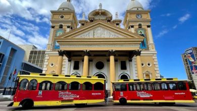 Maracaibo vivió una vez más la tradicional Ruta de los 7 Templos, una manifestación de fe y profundo arraigo cultural que culminó con éxito y una masiva participación de fieles y visitantes, quienes disfrutaron el viaje en el Tranvía. En el marco de las actividades de la Semana Santa, la Fundación Tranvía de Maracaibo se convirtió en un puente entre lo terrenal y lo espiritual, trasladando a 150 participantes por los templos más emblemáticos de la ciudad. Durante el recorrido, los asistentes se sumergieron en un ambiente de reflexión y tradición. Esthefania Contreras, presidenta de la Fundación Tranvía de Maracaibo, recalcó que esta iniciativa forma parte de la gestión del alcalde Gian Carlo Di Martino, resaltando que el éxito de la jornada fue posible gracias al trabajo articulado entre institución que preside y la Dirección para Instituciones Religiosas de la Alcaldía Bolivariana de Maracaibo. El recorrido, tuvo como paradas fundamentales la Iglesia Claret como primer templo a visitar; siguiendo con La Consolación, Santa Lucía, la Catedral de Maracaibo, Iglesia Santa Bárbara, Basílica de Nuestra Señora de Chiquinquirá y la Iglesia Medalla de La Milagrosa, recientemente restaurada por la Alcaldía Bolivariana de Maracaibo. Cada templo abrió sus puertas como un capítulo vivo de la Pasión de Cristo, invitando a los fieles a caminar espiritualmente junto a Él. Contreras informó que la seguridad estuvo garantizada gracias al trabajo de acompañamiento de los funcionarios de la Dirección General de Seguridad Ciudadana durante todo el trayecto, brindando tranquilidad y la integridad a todos los participantes en cada parada y durante los traslados. Más allá de lo espiritual, la experiencia también ofreció momentos de encuentro y disfrute, con degustaciones durante el recorrido con un trato afable y cordial hacia quienes realizaron el recorrido. Un recorrido por el camino de Jesús a la cruz Cristian Gómez, director para Instituciones Religiosas, explicó el significado de esta tradición señalando que “estas visitas representan el acompañamiento a Jesús desde la noche en que es capturado hasta su crucifixión”. Gómez detalló que cada templo simboliza un momento de la Pasión de Cristo: desde la oración en el huerto de Getsemaní, su paso por las casas de Anás y Caifás, su presentación ante Pilatos y Herodes, hasta su condena, crucifixión y posterior resurrección. Entre los participantes, Adriana Noetzlin compartió su emoción y satisfacción por la actividad: “Otro año más en que vuelvo a realizar este recorrido. Es súper espectacular. Muy bueno todo, cada año mejor y por supuesto el recorrido muy emotivo”. Finalmente, la presidenta de la Fundación Tranvía de Maracaibo agradeció a la colectividad por su comportamiento ejemplar durante el asueto de la Semana Mayor.