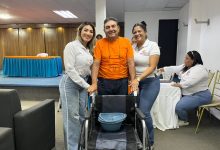 La Fundación Dama del Sur (Damasur) hizo entrega de equipos ortopédicos a familias en condición de vulnerabilidad de las parroquias Francisco Ochoa, Domitila Flores, José Domingo Rus y San Francisco, en respuesta a solicitudes recibidas durante el primer trimestre de 2026 por la primera dama del municipio, Hillary Soto. La jornada, efectuada en el auditorio del ayuntamiento sureño, los beneficiarios recibieron sillas de ruedas, bastones, muletas y andaderas, como parte del programa de atención social impulsado por el alcalde del municipio San Francisco, Héctor Soto. “Cuando servimos desde el corazón, pasan cosas como estas. Estos donativos son mucho más que una simple ayuda; son esperanza para familias que no se rinden. Llegamos a San Francisco con un propósito claro: estar donde más nos necesitan, y hoy seguimos cumpliéndolo”, expresó la primera dama y presidenta de Damasur, Hillary Soto. Atención social en comunidades Por su parte, la gerente de la fundación, Isabel Martínez, resaltó el valor del trabajo continuo y la atención directa a las solicitudes comunitarias: “Ver la felicidad en cada beneficiario es la mayor recompensa. Esto nos impulsa a seguir tocando puertas, a gestionar más apoyos y a no detenernos en nuestra labor social”, afirmó. Irienni González, hija de Onésimo (beneficiario de una silla de ruedas), compartió su emoción al recibir el donativo: “Esto cambia nuestra vida. Ahora él podrá moverse con más facilidad. No tengo palabras para agradecer este gesto tan bonito”, manifestó. Finalmente, la primera dama y presidenta de Damasur, Hillary Soto, reiteró el compromiso humano que impulsa cada iniciativa de la fundación. “Ponemos toda nuestra energía en eso que no tiene precio, pero sí un valor infinito. Hablamos de la felicidad de nuestra gente”, expresó. La Fundación Dama del Sur (Damasur) hizo entrega de equipos ortopédicos a familias en condición de vulnerabilidad de las parroquias Francisco Ochoa, Domitila Flores, José Domingo Rus y San Francisco, en respuesta a solicitudes recibidas durante el primer trimestre de 2026 por la primera dama del municipio, Hillary Soto. La jornada, efectuada en el auditorio del ayuntamiento sureño, los beneficiarios recibieron sillas de ruedas, bastones, muletas y andaderas, como parte del programa de atención social impulsado por el alcalde del municipio San Francisco, Héctor Soto. “Cuando servimos desde el corazón, pasan cosas como estas. Estos donativos son mucho más que una simple ayuda; son esperanza para familias que no se rinden. Llegamos a San Francisco con un propósito claro: estar donde más nos necesitan, y hoy seguimos cumpliéndolo”, expresó la primera dama y presidenta de Damasur, Hillary Soto. Atención social en comunidades Por su parte, la gerente de la fundación, Isabel Martínez, resaltó el valor del trabajo continuo y la atención directa a las solicitudes comunitarias: “Ver la felicidad en cada beneficiario es la mayor recompensa. Esto nos impulsa a seguir tocando puertas, a gestionar más apoyos y a no detenernos en nuestra labor social”, afirmó. Irienni González, hija de Onésimo (beneficiario de una silla de ruedas), compartió su emoción al recibir el donativo: “Esto cambia nuestra vida. Ahora él podrá moverse con más facilidad. No tengo palabras para agradecer este gesto tan bonito”, manifestó. Finalmente, la primera dama y presidenta de Damasur, Hillary Soto, reiteró el compromiso humano que impulsa cada iniciativa de la fundación. “Ponemos toda nuestra energía en eso que no tiene precio, pero sí un valor infinito. Hablamos de la felicidad de nuestra gente”, expresó. Damasur atiende solicitudes con entrega de equipos ortopédicos en San Francisco estado Zulia
