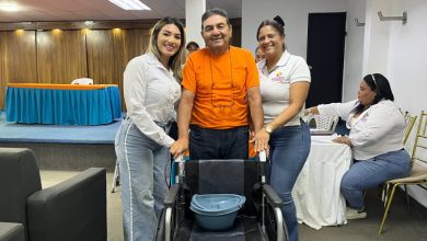 La Fundación Dama del Sur (Damasur) hizo entrega de equipos ortopédicos a familias en condición de vulnerabilidad de las parroquias Francisco Ochoa, Domitila Flores, José Domingo Rus y San Francisco, en respuesta a solicitudes recibidas durante el primer trimestre de 2026 por la primera dama del municipio, Hillary Soto. La jornada, efectuada en el auditorio del ayuntamiento sureño, los beneficiarios recibieron sillas de ruedas, bastones, muletas y andaderas, como parte del programa de atención social impulsado por el alcalde del municipio San Francisco, Héctor Soto. “Cuando servimos desde el corazón, pasan cosas como estas. Estos donativos son mucho más que una simple ayuda; son esperanza para familias que no se rinden. Llegamos a San Francisco con un propósito claro: estar donde más nos necesitan, y hoy seguimos cumpliéndolo”, expresó la primera dama y presidenta de Damasur, Hillary Soto. Atención social en comunidades Por su parte, la gerente de la fundación, Isabel Martínez, resaltó el valor del trabajo continuo y la atención directa a las solicitudes comunitarias: “Ver la felicidad en cada beneficiario es la mayor recompensa. Esto nos impulsa a seguir tocando puertas, a gestionar más apoyos y a no detenernos en nuestra labor social”, afirmó. Irienni González, hija de Onésimo (beneficiario de una silla de ruedas), compartió su emoción al recibir el donativo: “Esto cambia nuestra vida. Ahora él podrá moverse con más facilidad. No tengo palabras para agradecer este gesto tan bonito”, manifestó. Finalmente, la primera dama y presidenta de Damasur, Hillary Soto, reiteró el compromiso humano que impulsa cada iniciativa de la fundación. “Ponemos toda nuestra energía en eso que no tiene precio, pero sí un valor infinito. Hablamos de la felicidad de nuestra gente”, expresó. La Fundación Dama del Sur (Damasur) hizo entrega de equipos ortopédicos a familias en condición de vulnerabilidad de las parroquias Francisco Ochoa, Domitila Flores, José Domingo Rus y San Francisco, en respuesta a solicitudes recibidas durante el primer trimestre de 2026 por la primera dama del municipio, Hillary Soto. La jornada, efectuada en el auditorio del ayuntamiento sureño, los beneficiarios recibieron sillas de ruedas, bastones, muletas y andaderas, como parte del programa de atención social impulsado por el alcalde del municipio San Francisco, Héctor Soto. “Cuando servimos desde el corazón, pasan cosas como estas. Estos donativos son mucho más que una simple ayuda; son esperanza para familias que no se rinden. Llegamos a San Francisco con un propósito claro: estar donde más nos necesitan, y hoy seguimos cumpliéndolo”, expresó la primera dama y presidenta de Damasur, Hillary Soto. Atención social en comunidades Por su parte, la gerente de la fundación, Isabel Martínez, resaltó el valor del trabajo continuo y la atención directa a las solicitudes comunitarias: “Ver la felicidad en cada beneficiario es la mayor recompensa. Esto nos impulsa a seguir tocando puertas, a gestionar más apoyos y a no detenernos en nuestra labor social”, afirmó. Irienni González, hija de Onésimo (beneficiario de una silla de ruedas), compartió su emoción al recibir el donativo: “Esto cambia nuestra vida. Ahora él podrá moverse con más facilidad. No tengo palabras para agradecer este gesto tan bonito”, manifestó. Finalmente, la primera dama y presidenta de Damasur, Hillary Soto, reiteró el compromiso humano que impulsa cada iniciativa de la fundación. “Ponemos toda nuestra energía en eso que no tiene precio, pero sí un valor infinito. Hablamos de la felicidad de nuestra gente”, expresó. Damasur atiende solicitudes con entrega de equipos ortopédicos en San Francisco estado Zulia