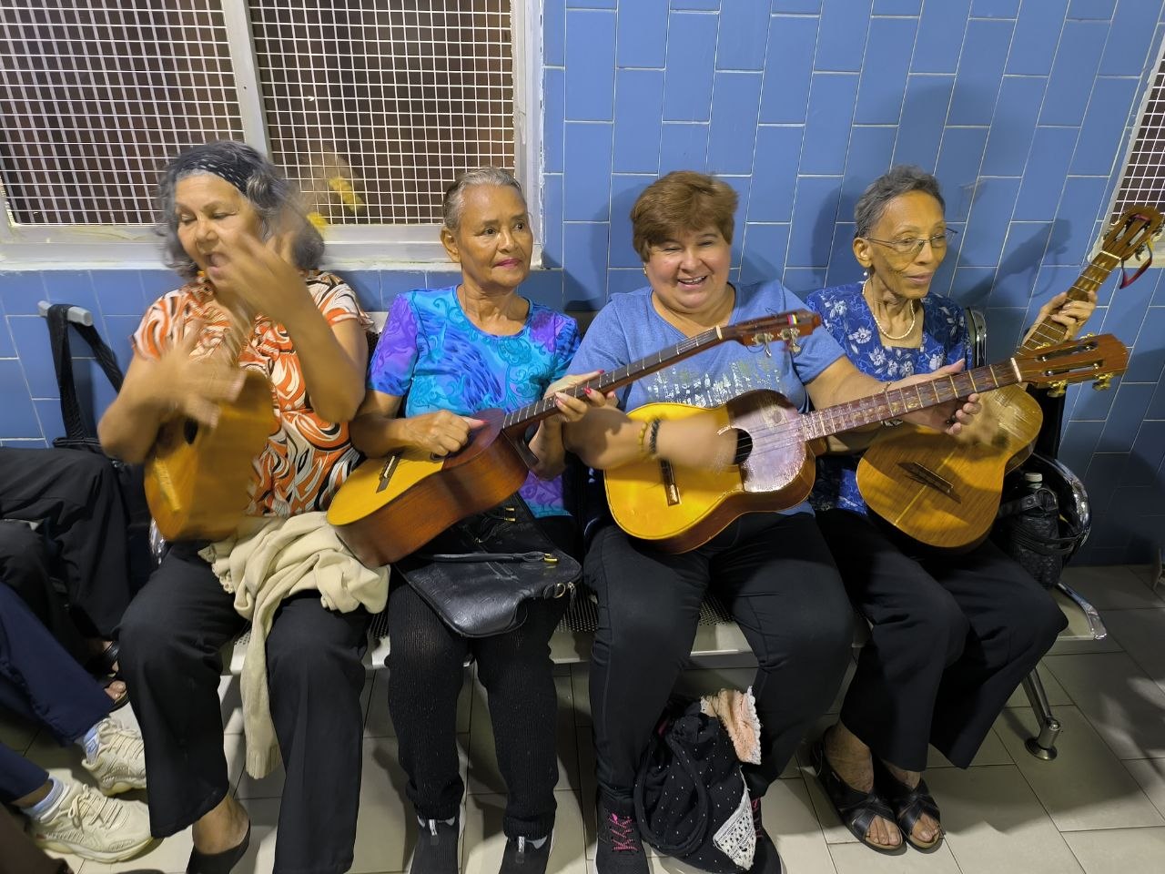 En Maracaibo 30 abuelos y abuelas del club “Años Dorados” del IVSS Norte, recibieron clase especial de cuatro
