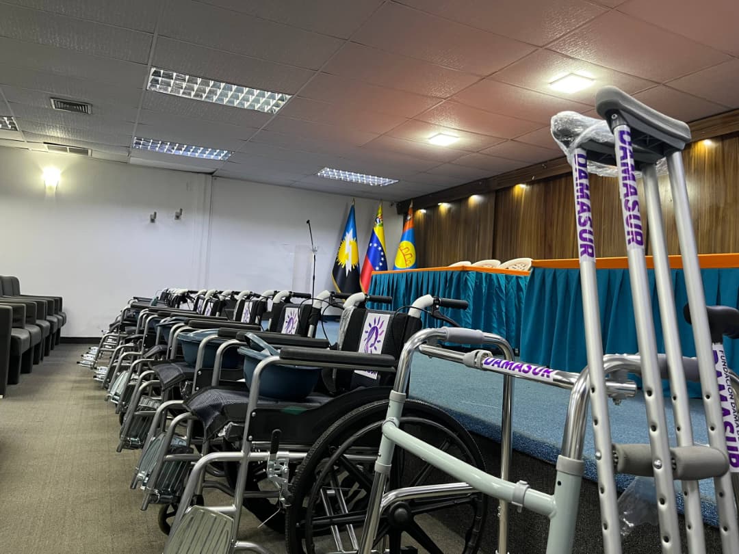 Damasur atiende solicitudes con entrega de equipos ortopédicos en San Francisco estado Zulia