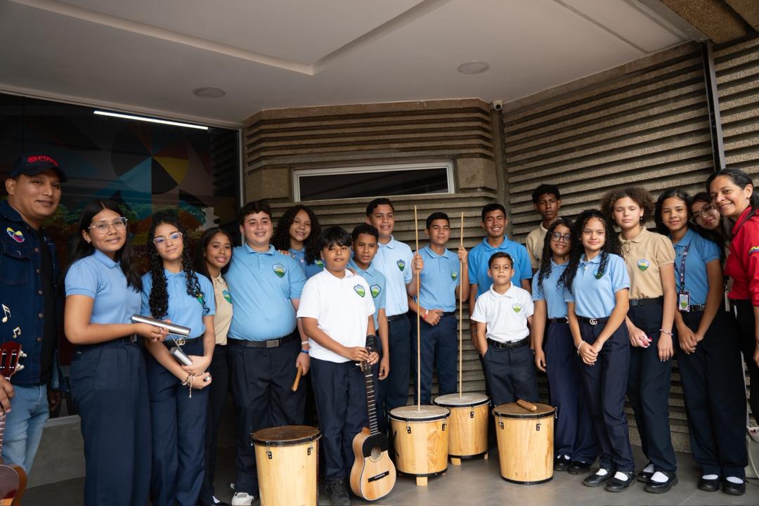 Fundación Nacional de la Gaita dota de instrumentos a agrupaciones de la Costa Oriental del Lago