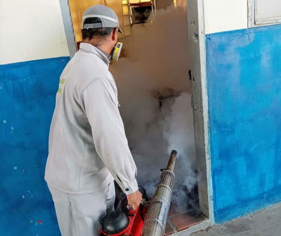Ejecutan jornada de fumigación en escuelas de las parroquias Cacique Mara y Cecilio Acosta de Maracaibo