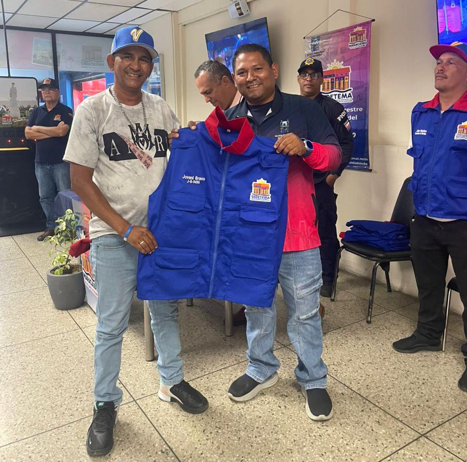 Alcaldía de Maracaibo censó y dotó de uniformes a comerciantes informales del Terminal de Pasajeros