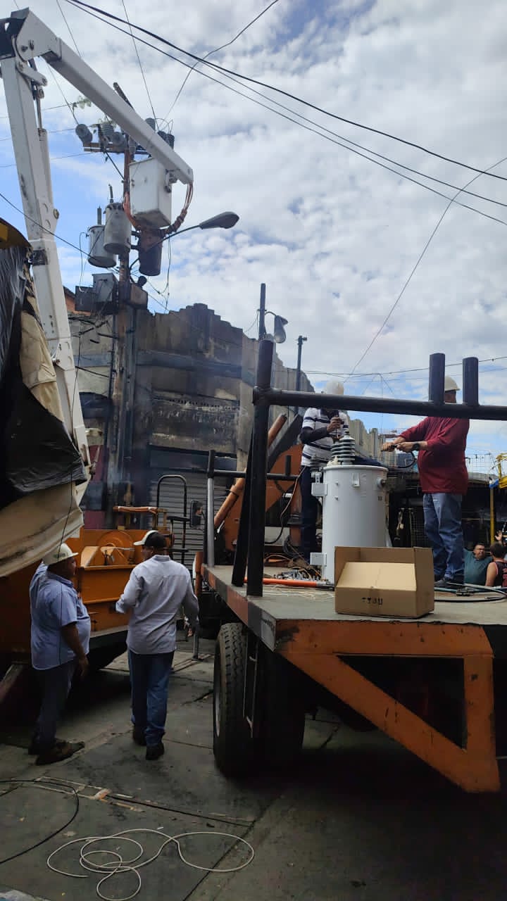 Sustituido el transformador que explotó en el Callejón de los Pobres en el centro de la ciudad de Maracaibo