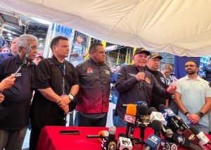 Entregan ayudas económicas a comerciantes afectados por el incendio en el Callejón de los Pobres en Maracaibo