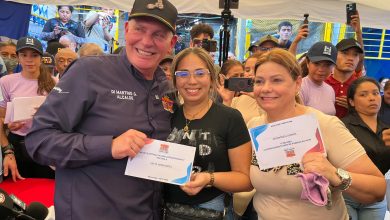 Entregan ayudas económicas a comerciantes afectados por el incendio en el Callejón de los Pobres en Maracaibo