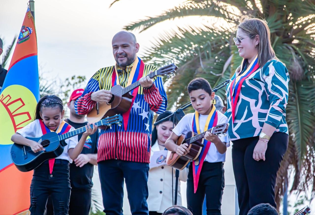 Zulia: San Francisco y Santa Rita rinden magistral homenaje al Cuatro Venezolano con más de 350 músicos a orillas del Lago