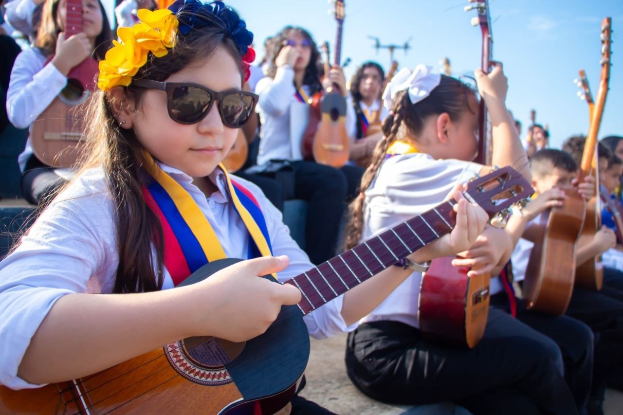 Zulia: San Francisco y Santa Rita rinden magistral homenaje al Cuatro Venezolano con más de 350 músicos a orillas del Lago