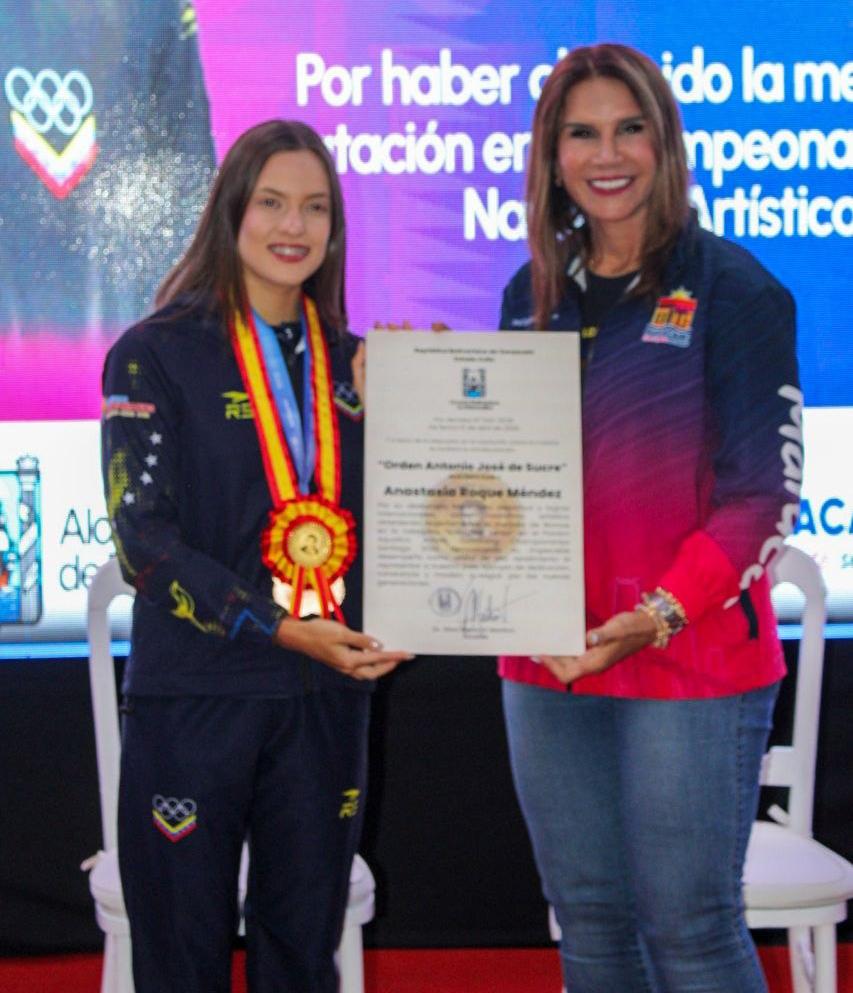 La nadadora Anastasia Roque recibe condecoración de la Alcaldía de Maracaibo