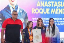 La nadadora Anastasia Roque recibe condecoración de la Alcaldía de Maracaibo