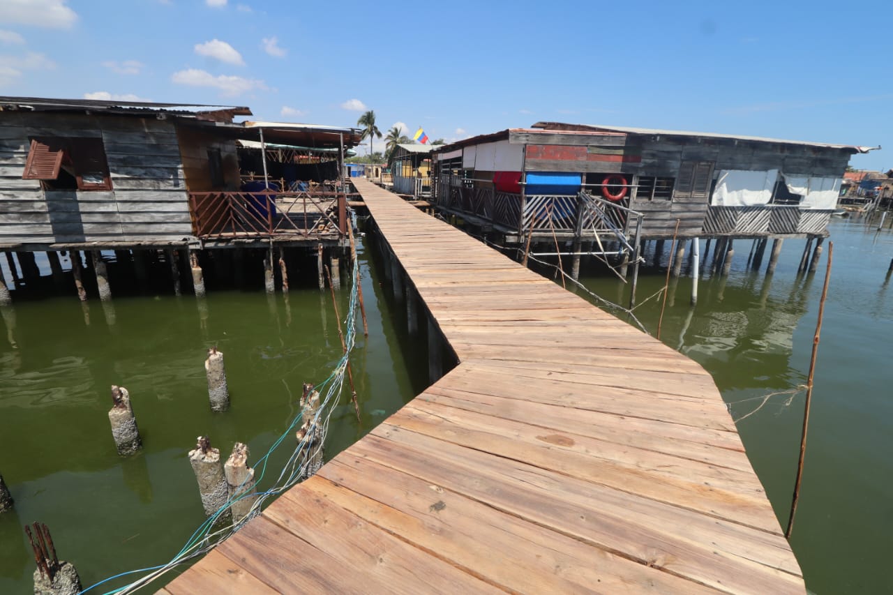 Rehabilitan más de 300 metros de caminerías de los palafitos de Santa Rosa de Agua en Maracaibo