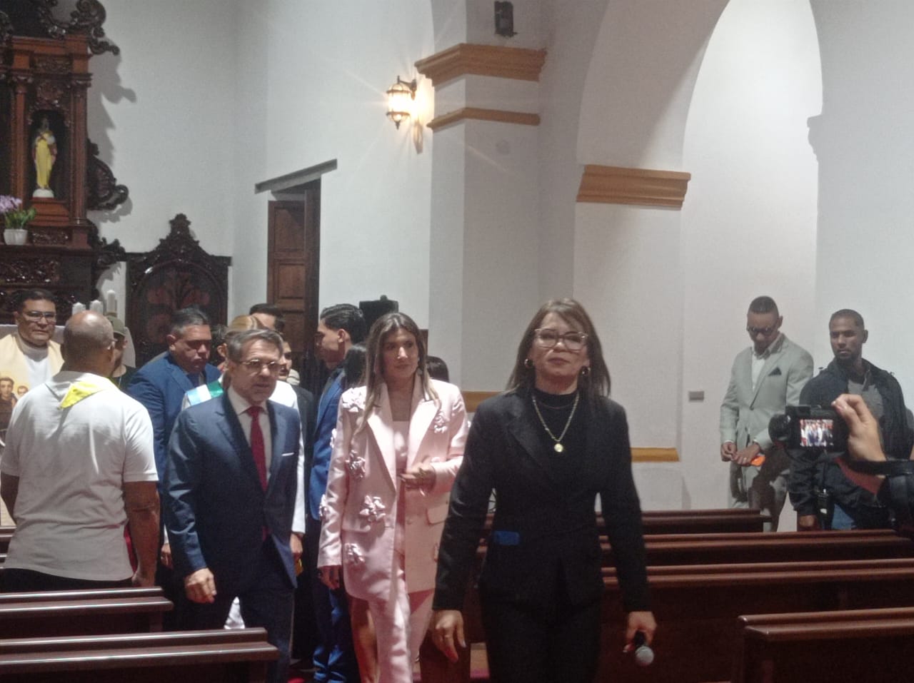 Gobernador Lacava y alcaldesa Moreno de Burgos reinauguraron completamente modernizada la plaza Bolívar de Los Guayos