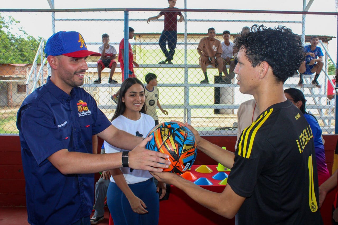 Alcaldía de Maracaibo entregó impecable la cancha Fernando García