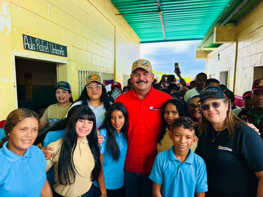 Gobernador Luis Caldera entrega uniformes y financiamientos a escuelas del municipio Santa Rita