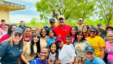 Gobernador Luis Caldera entrega uniformes y financiamientos a escuelas del municipio Santa Rita