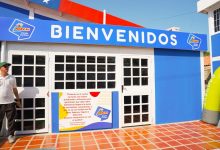Gobernador Luis Caldera entrega Mercal en Lagunillas en la Costa Oriental del Lago