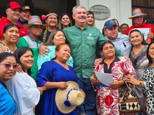 Gobernador Luis Caldera entrega ocho unidades compactadoras con el Plan de Recolección de Desechos
