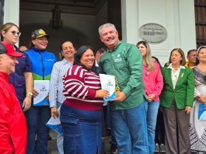 Gobernador Luis Caldera entrega ocho unidades compactadoras con el Plan de Recolección de Desechos