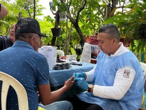Esta actividad médica se ejecutó siguiendo las directrices de la presidenta encargada Delcy Rodríguez, a través del Ministerio del Poder Popular para la Salud, liderado por el Dr. Carlos Alvarado, políticas direccionadas en Zulia por el gobernador Luis Caldera, en articulación con la Autoridad Única y Secretaria de Salud, Luz Mely Caldera, y la Alcaldía de la localidad. Los habitantes del sector manifestaron su agradecimiento por el despliegue de los equipos de salud y la dotación de insumos médicos en la zona. “Gracias a nuestra presidenta Delcy Rodríguez, al gobernador Luis Caldera, al alcalde del municipio Mara, profesor Edgar Labarca, y al Ministerio del Poder Popular para la Salud por traer esta atención médica y los medicamentos para nuestro pueblo. Estamos muy contentos porque esta jornada viene a atender y ayudar a nuestras familias con consultas y entrega de medicamentos”, afirmó la señora Aracelis Acosta, habitante de la comunidad beneficiada. Con este despliegue, de los diferentes niveles de Gobierno, se reafirma el compromiso de fortalecer el Sistema Público Nacional de Salud, gratuito y de calidad, priorizando la medicina preventiva y el bienestar integral directamente de los hogares de la región para garantizar una mejor calidad de vida a toda la población