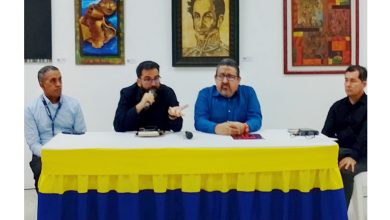 La Secretaría de Cultura ente adscrito a la Alcadía de Maracaibo dio inicio a la Instalación de la Semana de la Anfictionía en el Museo de Artes Gráficas Luis Chacón con motivo de la conmemoración del Bicentenario del Congreso de Panamá. En esta jornada de reflexión histórica estuvieron como ponentes el Dr. Alejandro López, viceministro de Educación quien hablo sobre “Como se construye la idea de la unidad en Bolívar, como Bolívar propone, impulsa y convoca la unidad en América” y el Economista e historiador Yldefonso Finol, cuya ponencia fue “Bolivar y la Geopolitica de la Liberación”. El Congreso Anfictiónico de Panamá que es el Sueño del Libertador Simón Bolívar para la integración de los pueblos de la América toda, del 22 de junio al 15 de julio de 1826 se celebró este Gran Encuentro en la ciudad de Panamá, con el Libertador Simón Bolívar y los representantes de cuatro naciones que confirmaron y asistierón a ese encuentro. El profesor Reyber Parra, cronista de la ciudad de Maracaibo nos indica que “Esta conmemoración es muy importante para el país y para todos los pueblos de Latinoamérica ya que es un escenario de reinvicación del pensamiento Bolivariano, del pensamiento en torno a la unidad, a la integración y ese ideal sigue vigente, nos corresponde a nosotro darle forma, darle cuerpo a eso que el Libertador trazo en el marco de la independencia de nuestro país y que lamentablemente él no pudo llevar a termino porque se le acabo la vida, el Libertador muere en 1830 y había mucho que hacer para darle a Colombia y a la América Hispana las bases de la Unidad”. Asimismo, el economista e historiador Yldefonso Finol nos manifiesta, que “Se sigue la continuidad del ciclo Bicentenario visualizado a comienzo de este siglo por el presidente Chávez y se comenzó toda esta conmemoración de los Bicentenario que se han cumplido en este cuarto del siglo. Este año corresponde al Bicentenario del Congreso Anfictiónico de Panamá , la creación Geopolitica más genial del Libertador y es el aporte que yo vengo hacer en esta actividad como ponente” Tambien, Finol nos señala que “El Libertador tuvo una concepción Geopolitica auque no existía en su época esa categoria se desarrollo digamos como disciplina cientifica a finales del siglo 19 y comienzo del 20 pero Bolívar practico una visión Geopolitica que tenía como centro como medula la liberación de los pueblos, la creación de una nueva sociedad por eso él habla en Angostura la igualda establecida y practicada”. Por último, Alejandro López, viceministro de Educación nos comenta que “Tenemos la oportunidad de reunir maestras y maestros en una ocación muy especial porque estamos en la conmemoración del Bicentenario del Congreso Anfictiónico de Panamá, 200 años de la primera vez que naciones libres, Repúblicas Constitucionales e independientes se reunen, no había pasado nunca en la historia contemporanea, se reunen para discutir interesés comunes de comercio, de amistad, de defensa, es la gran realización del proyecto de unidad del Libertador Simón Bolívar. Esa gran lucha por la liberación que comenzó en 1810”. Igualmente, López expresa “El Congreso Anfictiónico de Panamá donde acude Centroamérica, las provincias unidas de Centroamérica, México, Colombia tiene una significación en la actualidad de mucha relevancia, los pueblos Américanos estamos llamados a estar unidos, estamos llamados a estrechar los lazos de hermandad y estamos llamados a fortalecernos ante un conjunto de amenazas imperiales que caracterizan estos tiempos del siglo 21”. Se instaló la Semana de la Anfictionía en las instalaciones del Museo de Artes Gráficas “Luis Chacón” de Maracaibo