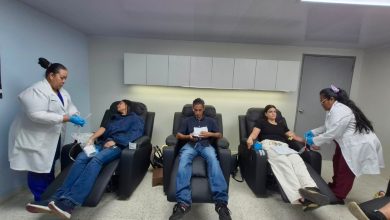 El Zulia respondió al llamado de solidaridad de forma masiva. La jornada de donación de sangre, realizada en el Instituto Hematológico de Occidente “Dr. Alfonso Núñez Montiel”, se activó para apoyar a las poblaciones de La Guaira, Distrito Capital y otros estados afectados por la dupla de terremotos de magnitudes 7,2 y 7,5 que sacudieron al país. Para el director del Banco de Sangre, Dr. Jesús Quintero, la actividad transcurrió de forma exitosa y rápida gracias a la asistencia de los ciudadanos que se acercaron desde tempranas horas. EL Dr. Quintero expresó “Ha sido una jornada muy exitosa. Hemos sobrepasado las expectativas. Agradecemos a la población zuliana porque se ha puesto la mano en el pecho para colaborar con una gota de sangre que ayuda a salvar vidas”.