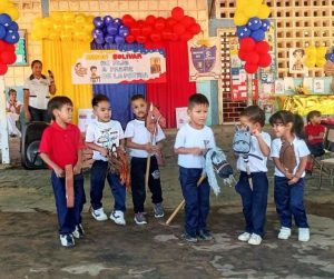 Feria del Libro cierra con tributo a Simón Bolívar en la Costa Oriental del Lago