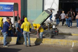 Construyen paso peatonal en el centro de Maracaibo para fortalecer la seguridad vial