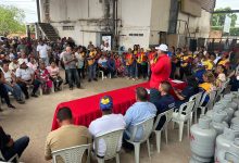 Gobernador Luis Caldera entrega 840 cilindros a cuatro comunas de Maracaibo