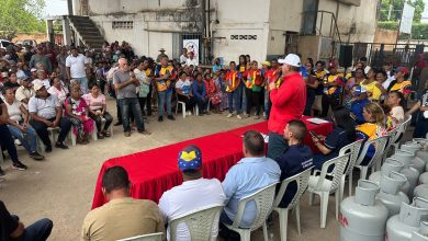 Gobernador Luis Caldera entrega 840 cilindros a cuatro comunas de Maracaibo