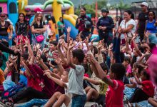El gobernador Rafael Lacava y Nancy de Lacava compartiendo con los niños y sembrando árboles en el parque Santa Ana de Juan José Mora.